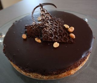 Snickerskake_sjokoladekake_peanøtter